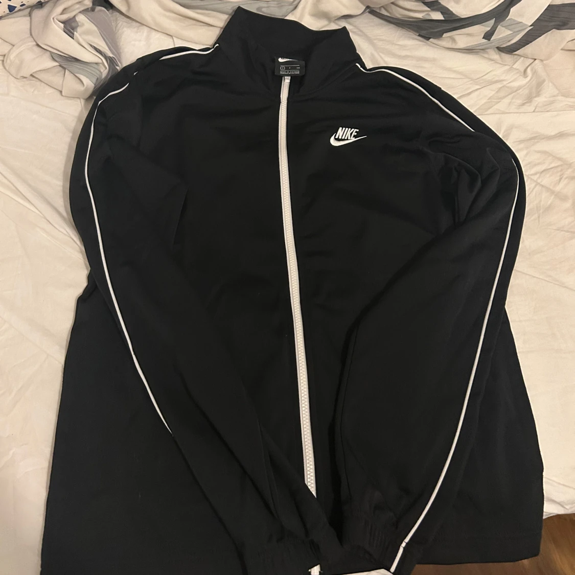 Svart Nike kofta med vita detaljer - 1