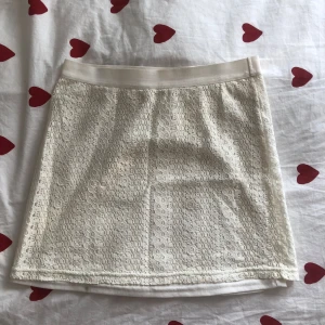 Vit spetskjol Holly & Whyte Lindex - Supersöt vit kortkjol från Holly & Whyte by Lindex i storlek 158/164. Kjolen har ett övre spetskager och ett ”foder” så man inte ser igenom under. Finns en mindre fläck på fodret (sista bilden) men inget man ser då spetslagret är över. Tycker den upplevs mer som en Xs/S i storleken!! :)