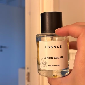 ESSNCE Lemon Eclair Eau de Parfum - Lemon eclair som är sprayad några gånger, säljer då jag ej får användning av den mer.