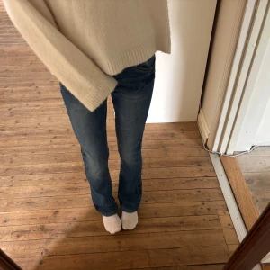 Så snygga blå bootcut jeans! - Säljer mina jättensygga bootcut jeans som är i super bra skick🥰 Absolut inte använda många gånger och är i så snygg färg!