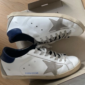 Golden Goose Superstar sneakers vit - Väldigt bra skick. Har haft på mig 2-3 gånger. Priset kan vara diskutabelt. 