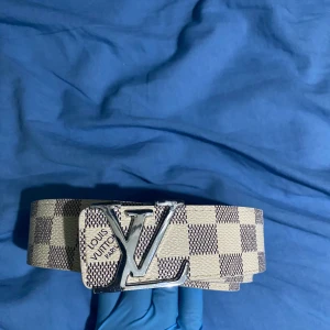 Bälte  - Säljer billigt bälten för att resellers ska köpa osen sälja vidare. Om du vill börja med reselling köp det här bältet. Om du vill se riktiga bilder kom privat