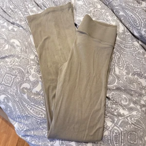 Yoga pants bershka - Aldrig använda byxor från bershka storlek M passar S/m dem sägs vara små i storleken🌸 men passar mig som är S/m. Har även matchande t shirt till om man är intresserad för 69kr
