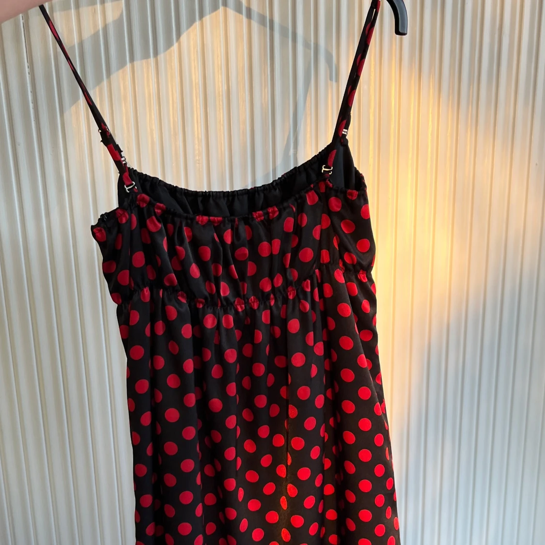 skitsnygg prickig klänning - 1
