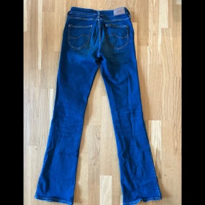 Lee jeans - Säljer dessa snygga lågmidjade jeans från Lee med bootcut passform. W25 L33 | Kolla in min profil❤️‍🔥
