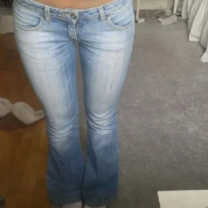 Lågmidjade bootcut jeans - Såå snygga lågmidjade utsvängda jeans från big star i storlek 26/32. Midjemått=36 men kan stretchas ut till 38cm, innerbenslängd= 82, grenhöjd=18🍒💖