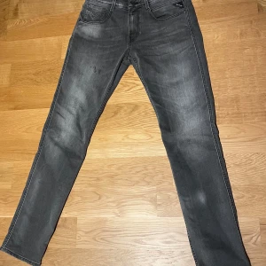 Replay Anbass grå  - Snygga Replay Anbass jeans i grå. slim fit. Strl 29, 