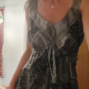 Grå omlottklänning med spetsdetaljer - rostfärgad omlottklänning/tunika spetsdetaljer, vackert mönster och knytband i midjan