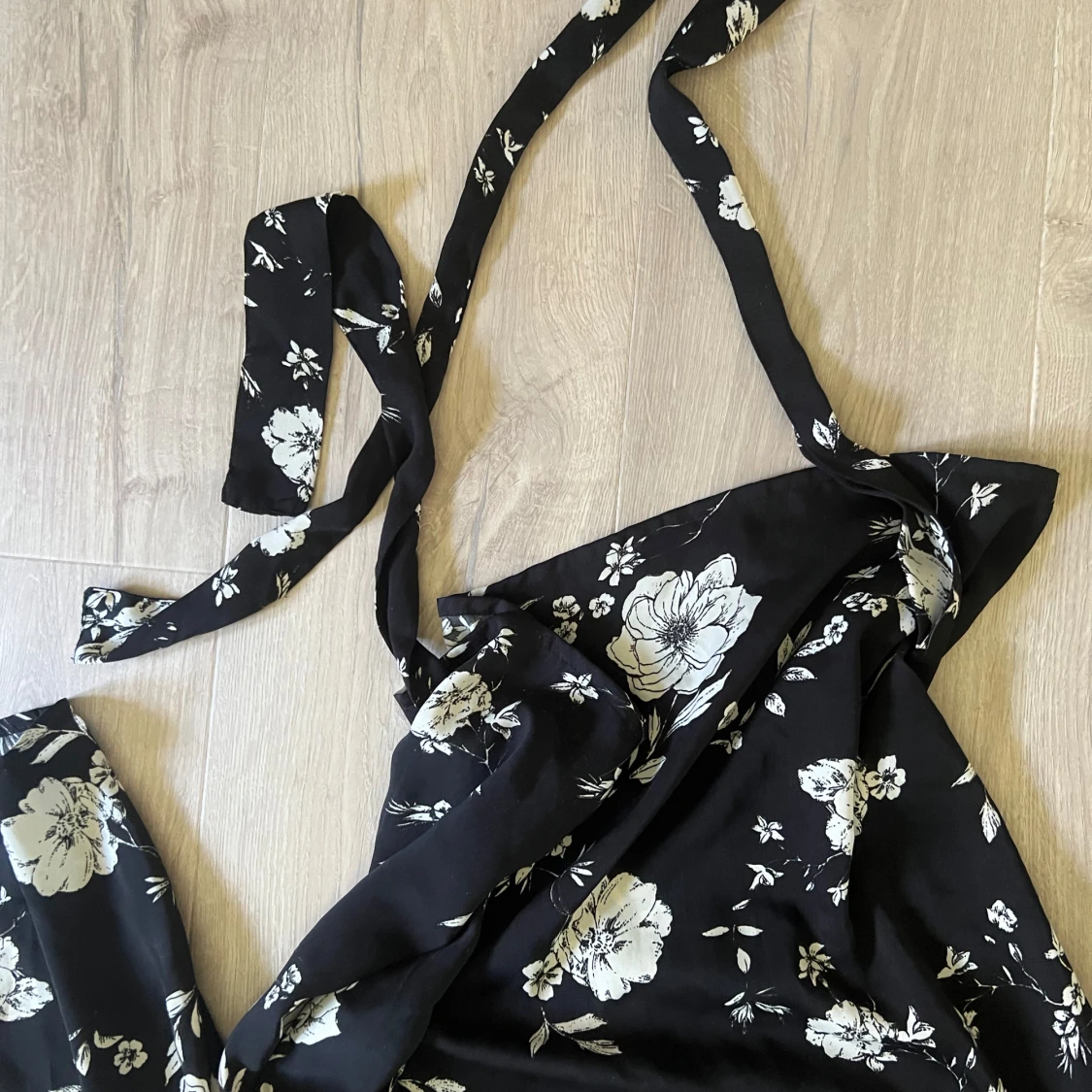 Svart blommig omlottblus - 1