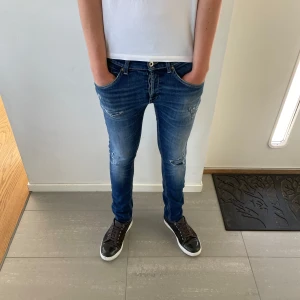 Dondup George jeans  - Säljer nu dessa Dondup George jeans i storlek 31 med snygga slitningar som design, skriv för fler bilder/frågor🙌🏼
