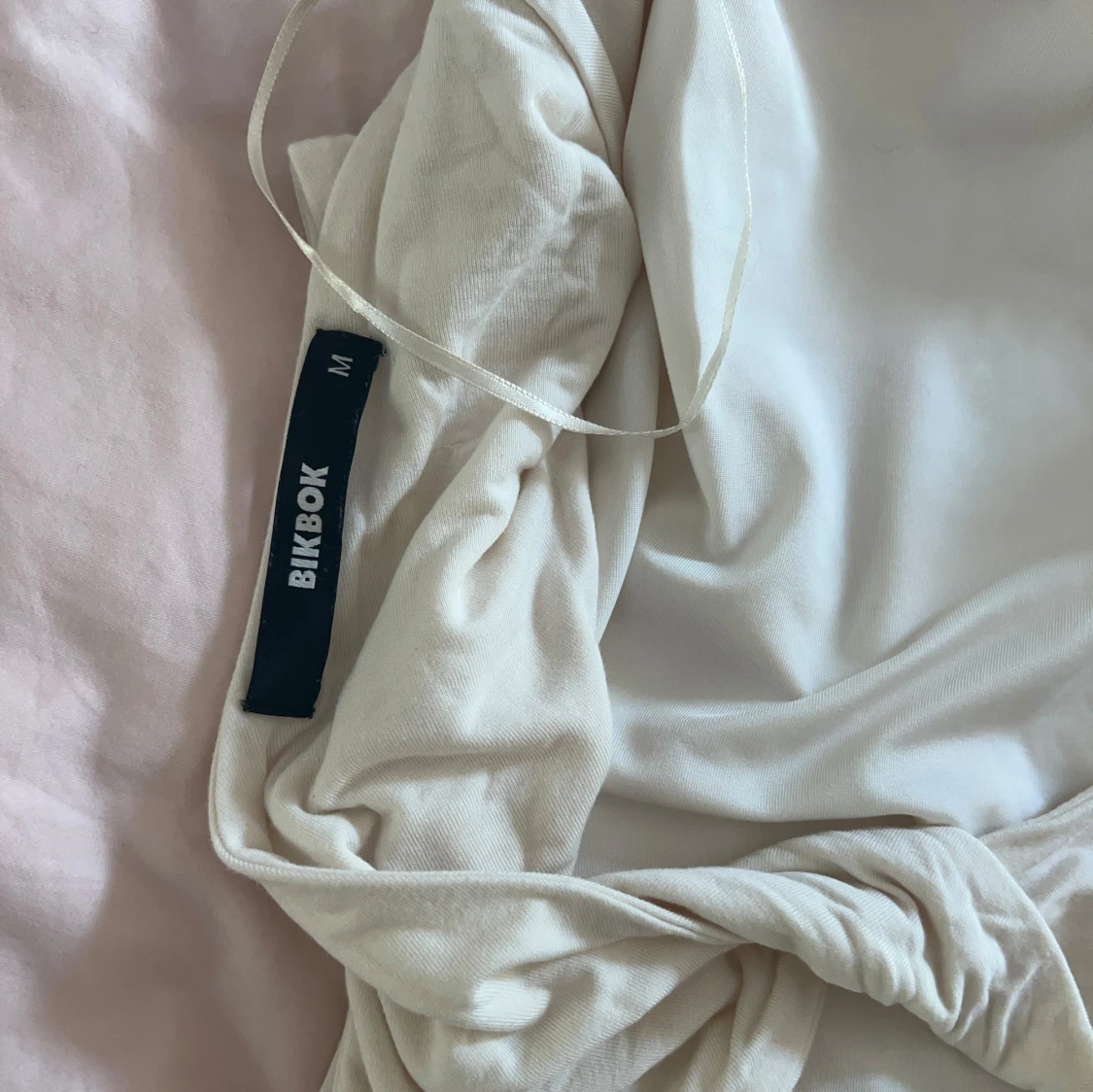 Vit topp med öppen rygg och twist - 4