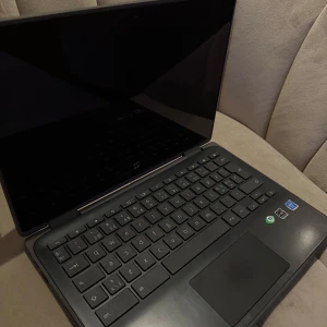 Chromebook  - Chromebook data, nästintill oanvänd. Jätte bra kvalite, den är även touch. Jag säljer den för mindre än halva av priset !!