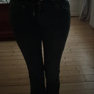 Svarta bootcut jeans från perfect jeans - Snygga svarta jeans från Perfect Jeans med bootcut-modell och klassisk femficksdesign. Jeansen har normalhög midja och är tillverkade i stretchigt jeansmaterial för en bekväm passform. Perfekta till sneakers eller boots.