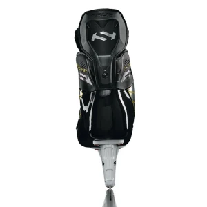 OANVÄNDA KVAR I LÅDA True Catalyst CAT7 Hockeyskridskor - Snygga svarta och vita hockeyskridskor från True, modell Catalyst CAT7. Skridskorna har detaljer i gult och silver, robust snörning och en modern design med FiberShield-teknologi. Perfekta för dig som vill ha grym prestanda och stil på isen. Storlek är 3,5 ny pris är 1500