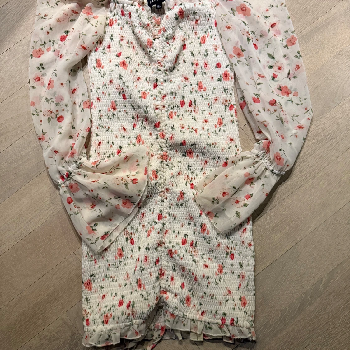 Vit blommig kortklänning med puffärm - 1