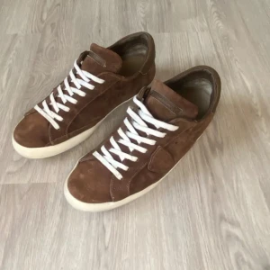 Bruna Philippe model  - Snygga bruna sneakers i mocka  och vita snören. Kommer med Äkthetscertifikat.