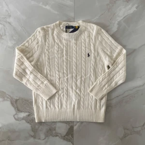 Polo Ralph Lauren Stickad Tröja - Säljer denna fina Ralph Lauren tröjan eftersom den inte passar mig så bra. Skulle säga tröjan passar som S men hade även funkat med lite större S. Den är helt ny och har inga fel. För frågor så är det bara att skriva😊