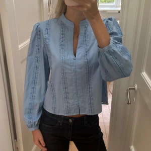 Ljusblå blus med broderade detaljer - Supersöt ljusblå blus i bomull med broderade hålband längs hela blusen. Storlek S, från Zara 💕