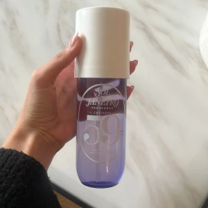 Sol de Janeiro Cheirosa 59 Parfymmist oanvänd - Har aldrig andvänt!Fräsch parfymmist från Sol de Janeiro, Cheirosa 59. Flaskan är lila med vit spraykork och lock, och har en modern, rundad form. Perfekt för dig som gillar lätta och tropiska dofter. Snygg design som passar på sminkbordet.