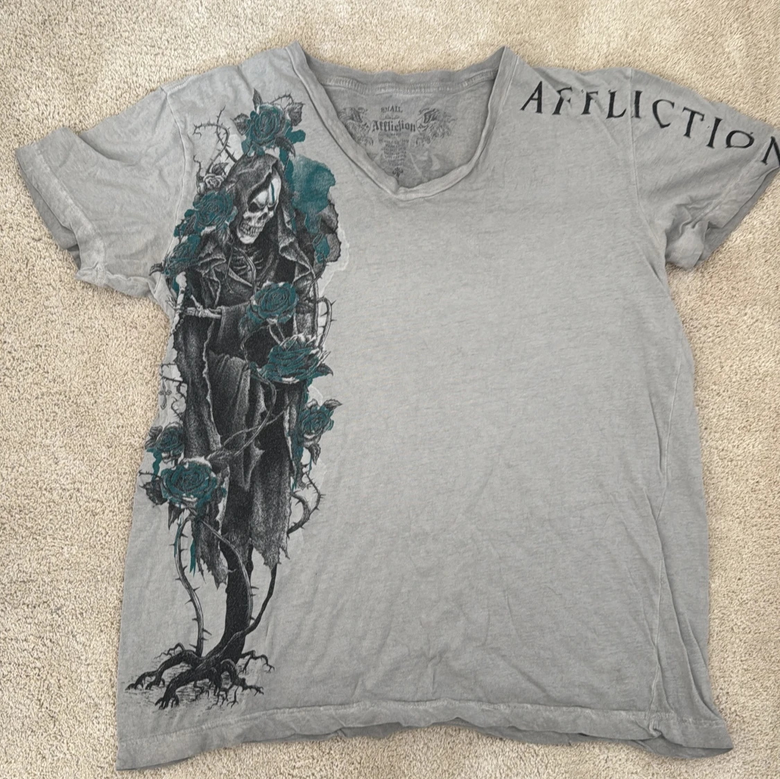 Grå t-shirt med dödskalle från Affliction