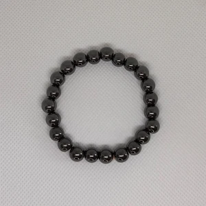 Svart pärlarmband - Stilrent armband med svarta, glansiga pärlor i rund form. Elastisk design som gör det enkelt att ta på och av. Perfekt för dig som gillar minimalistiska och coola accessoarer. Passar både till streetwear och mer uppklädda outfits.