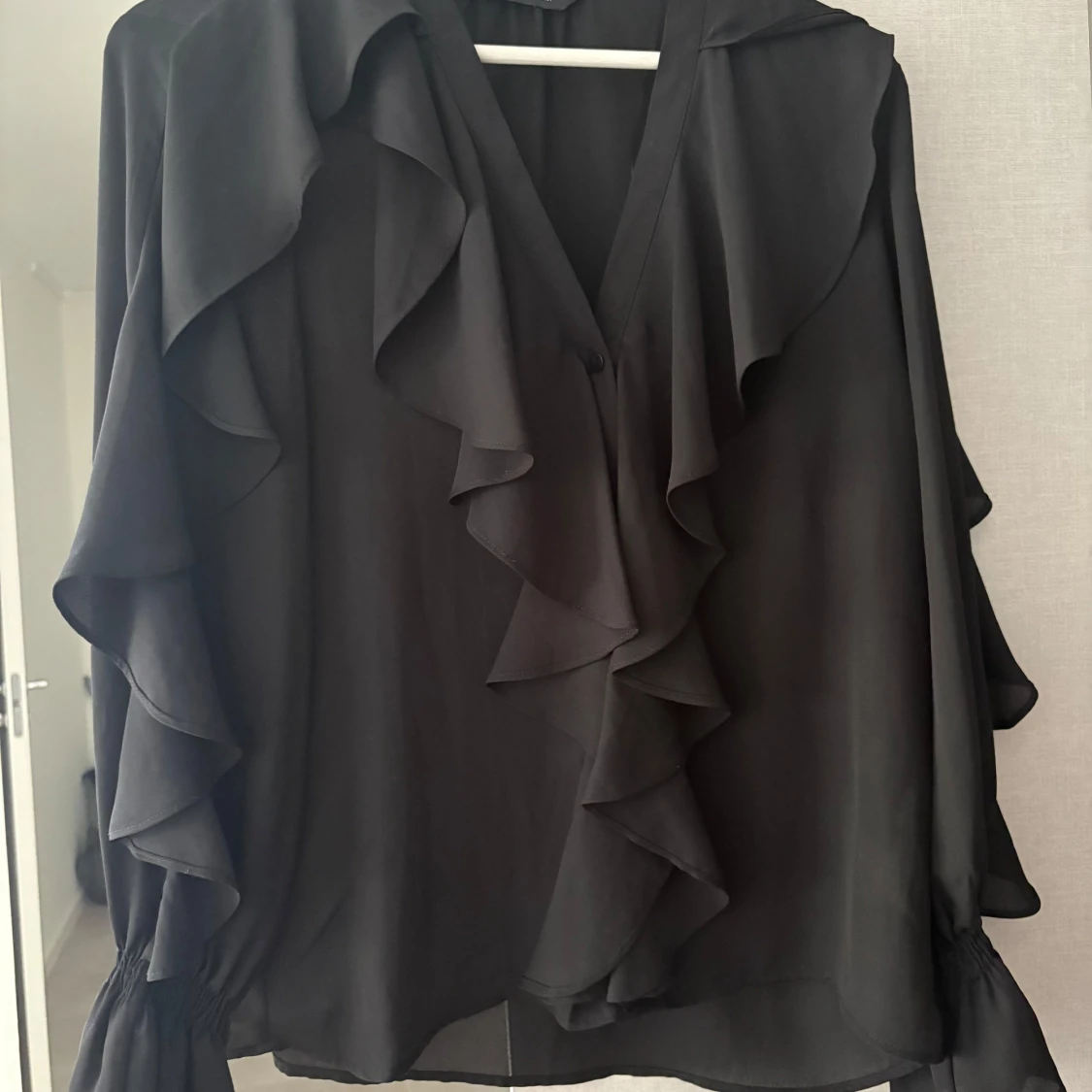 Svart volangblus från Zara XS