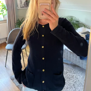 Mörkblå kofta - Snygg mörkblå kofta med guldknappar💗💗