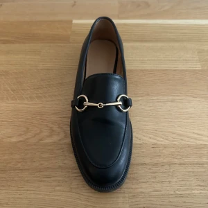  Svarta loafers från H&M -  Svarta nya loafers från H&M