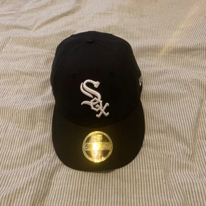 Mlb Keps. White sox - Hej! Säljer nu helt ny keps från new era Cap EU. Den var tyvär för stor för mig. Storlek 7  1/2 se bild. 
