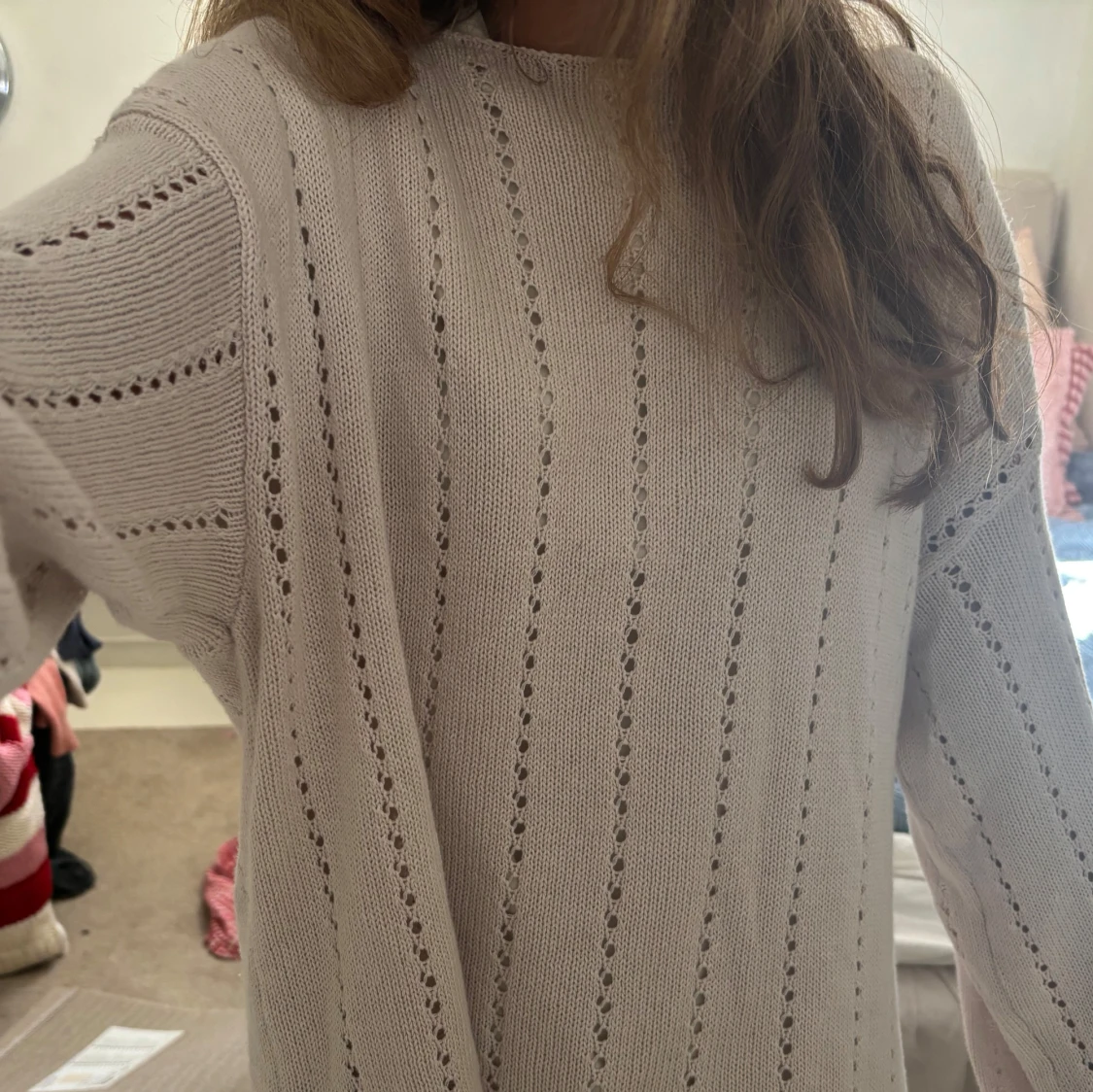 Ljusbeige stickad tröja med hålmönster - 1