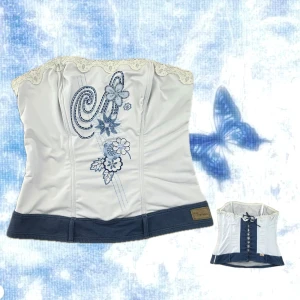 korsett topp y2k No Romeo  !!!! - Fantaaastisk tubtopp / korsett topp med snörning där bak och dragkedja i sidan från No Romeo! Broderi och paletter och spets. Kontrast i mörkblå. Ljusblå / vit / mörkblå. Så unik! 🩵Passar Xs / S. 