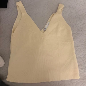 Slutsåld Zara topp - Snygg ljusbeige ribbad linnetopp från Zara med v-ringning och breda axelband💞💞