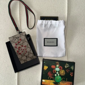 Korthållare med band  - Nyskick, aldrig använd. Allt på bilderna kommer med. 