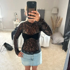 Svart spetsblus - Svart spetstopp från Nelly, aldrig använd 