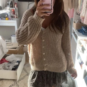 Stickad brun beige kofta knappar - Världens sötaste kofta som har små glitter bitar i sig ❤️❤️