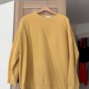 sweatshirt - Oversize sweatshirt Has a stain on the front i dont know what it is but it could possibly washed away 100% cotton