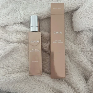 CAIA All Over Body Glow Golden Beam - CAIA All Over Body Glow i färgen Golden Beam. Aldrig använd, endast färgen testat på handen. 150ml! Köpt för 495 från Caias hemsida, säljer för 100kr