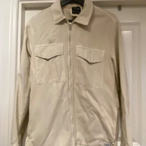 Beige overshirt med dragkedja - Beige overshirt från Zara man, stl S. Fint skick. 