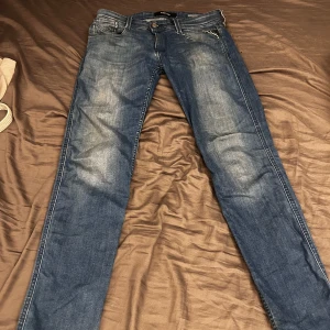 Replay Anbass - Ett par Replay Anbass jeans i storlekarna w30 l34 jeansen är i bra skick kvitto finns. Hör av er vid frågor. 