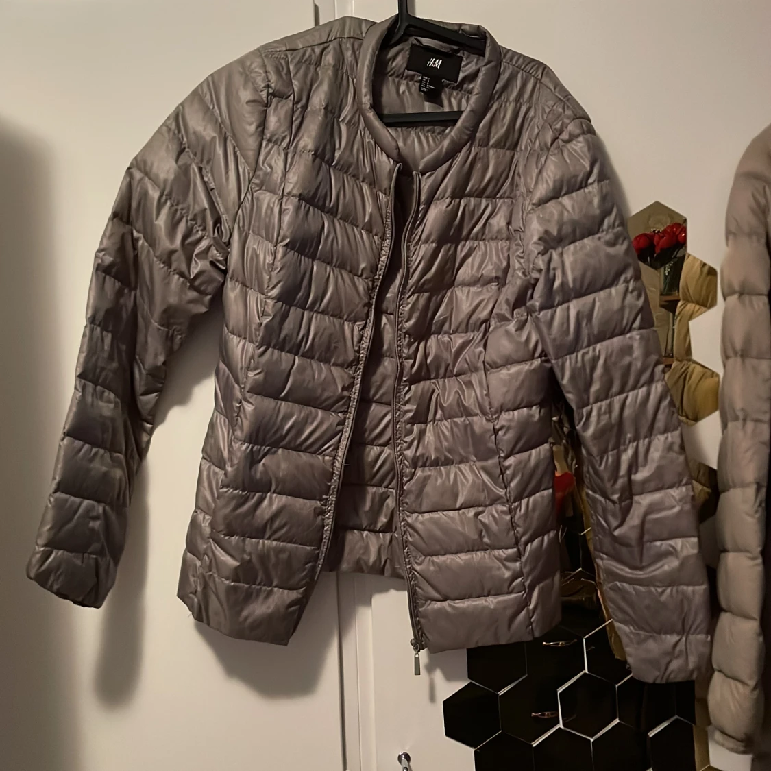 Grå quiltad dunjacka från H&M