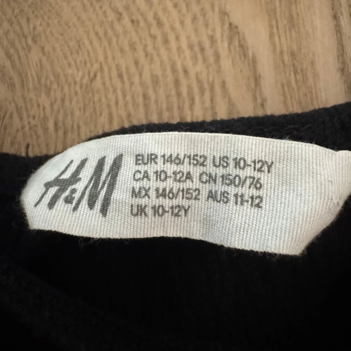 Svart topp med puffärm från H&M - 1