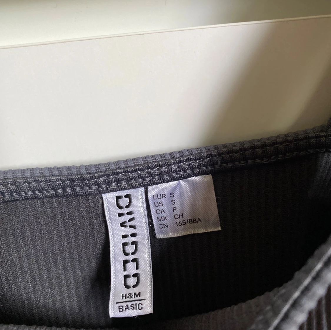 Grå ribbad linnetopp från H&M  - 1