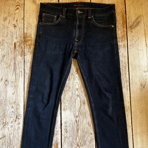  jeans från Nudie Jeans - Riktig snygga mörkblå selvage jeans från Nudie Jeans. Jeansen är den kända modellelen lean Dean. Jeansen har inga defekter och är inte använda så mycket. Kan komma överens om ett annat pris om du är missnöjd med det!😁