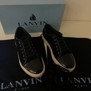 Lanvin skor - Lanvin Cap Toe sneaker | Väldigt snygga | Väldigt bra skick  | Allt ingår!! | Pris går att diskutera vid snabb affär | Fraktas samma dag 🚚📦| Kontakta privat vid fler frågor eller funderingar ✔️