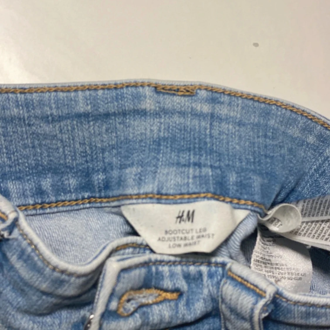 Bootcut jeans i ljusblå denim från H&M - 3