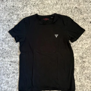Guess Tröja – Svart - Guess Tröja – Svart 👕 Storlek: S 🔄 Skick: 8/10 – fint skick med lättare bruksspår 🖤 Färg: Svart 💎 Märke: Guess – klassiskt mode med en modern touch