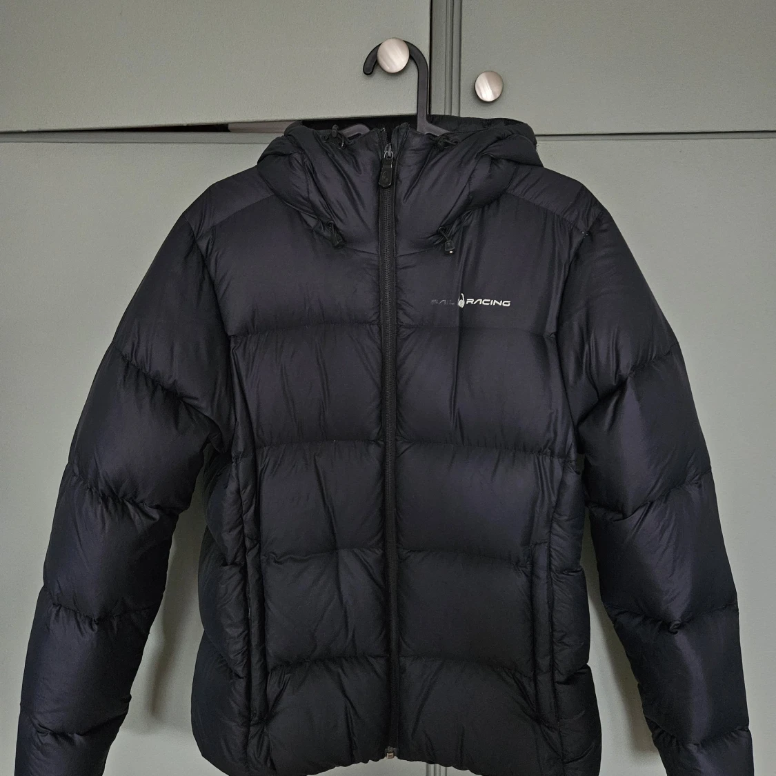 Svart dunjacka Sail Racing M