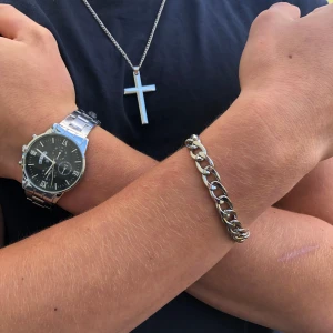 Klocka med halsband/armband - Ett Smyckesset med klocka, armband och halsband. Passar helt perfekt. Den är helt fel fri. Klockan passar in med vilken stil som helst. Jag säljer detta för att jag behöver pengar.💵 detta är helt nytt, bara testat för foto. BÄTTRE KLOCKA FÖR BILLIGARE PRIS FINNS INTE! Kom med bud😊 Nypris 2700kr