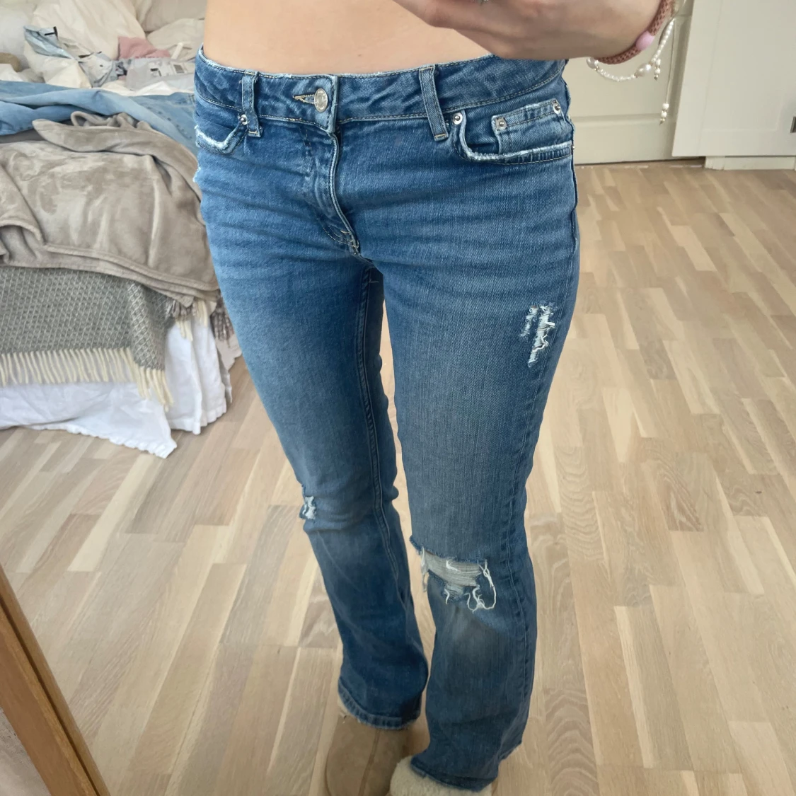 Blå jeans med slitningar - 1