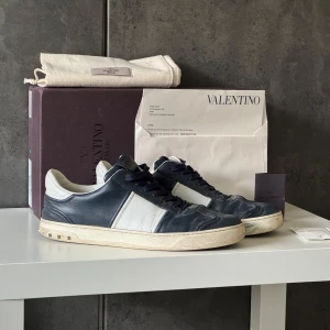 Valentino flycrew navy - ✨ Snygga Valentino Flycrew sneakers i mörkblått & vitt skinn. ✔️ I fint skick! Endast lite smuts på ena sulan, men det går enkelt att rengöra 👟✨ ✔️ Originalkartong, dustbag, extra snören + 7 extra nitar & kvitto följer med. ✔️ 5 nitar har lossnat, men extra nitar följer med ✨
